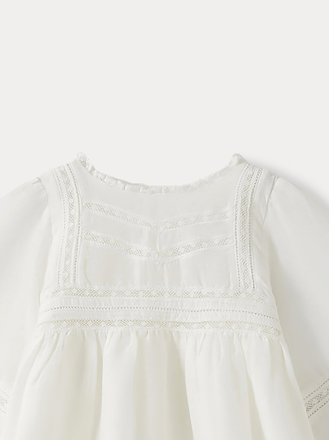 Taufkleid aus Seide für Babys in Milchweiß