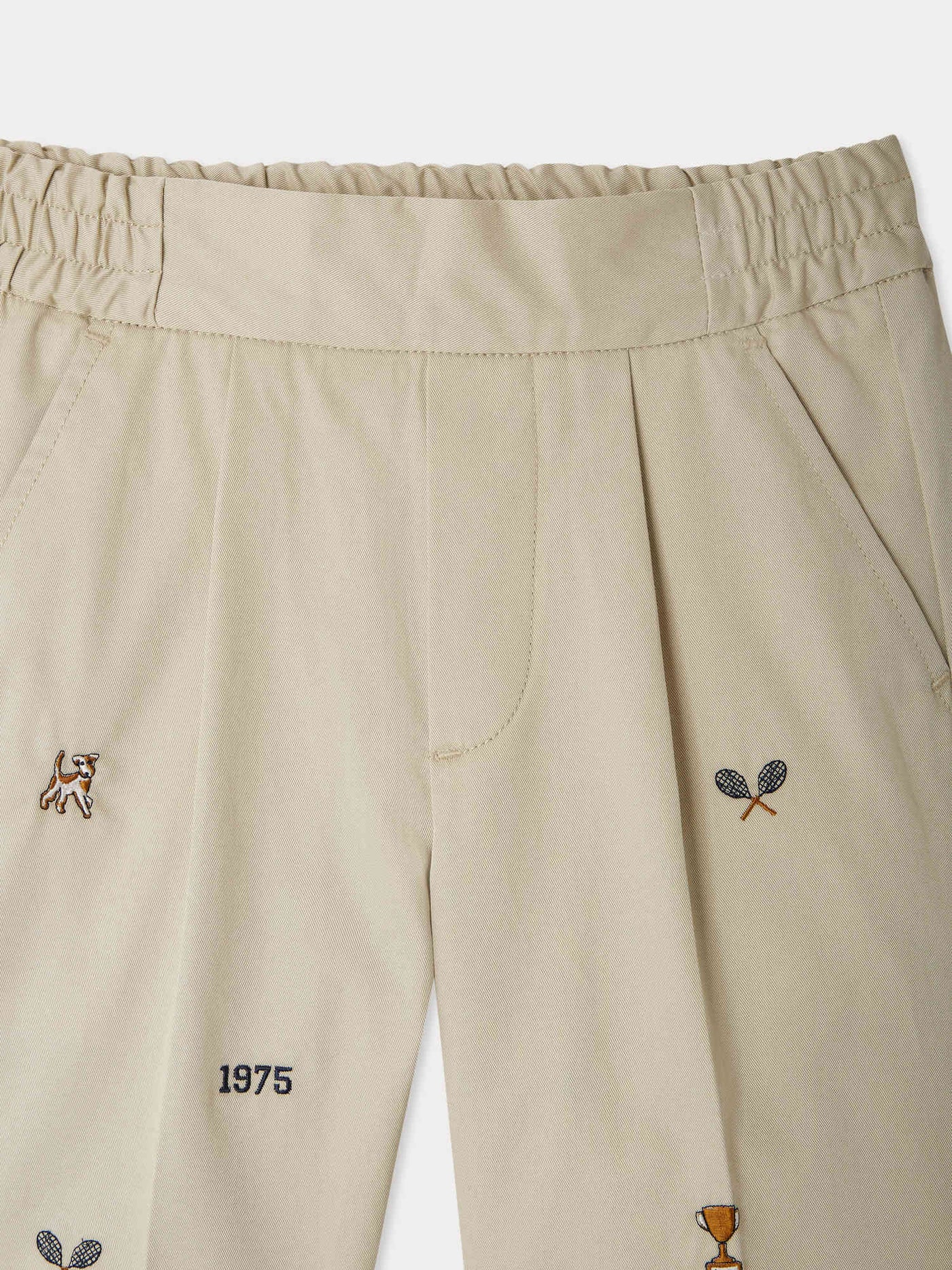 Shorts mit christlicher Stickerei