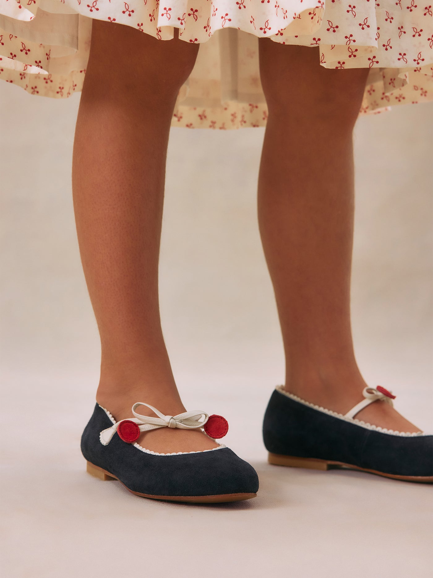Emilda Mary Janes mit Schleifen